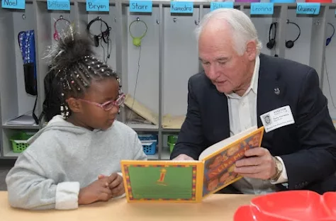 photo of mayor reading to student